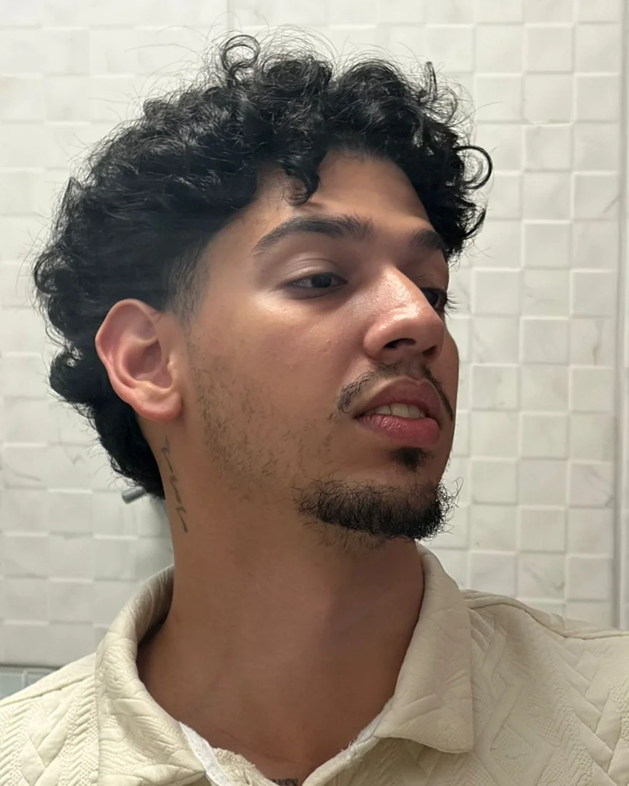 Andrey Gabriel, de perfil, olhando para o lado